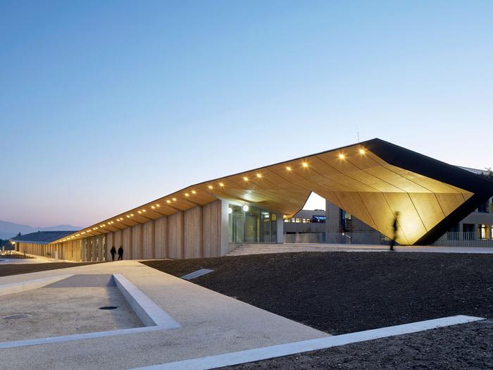 Super-Vision: Tracing EPFL History Through 8,000 Doctoral Theses