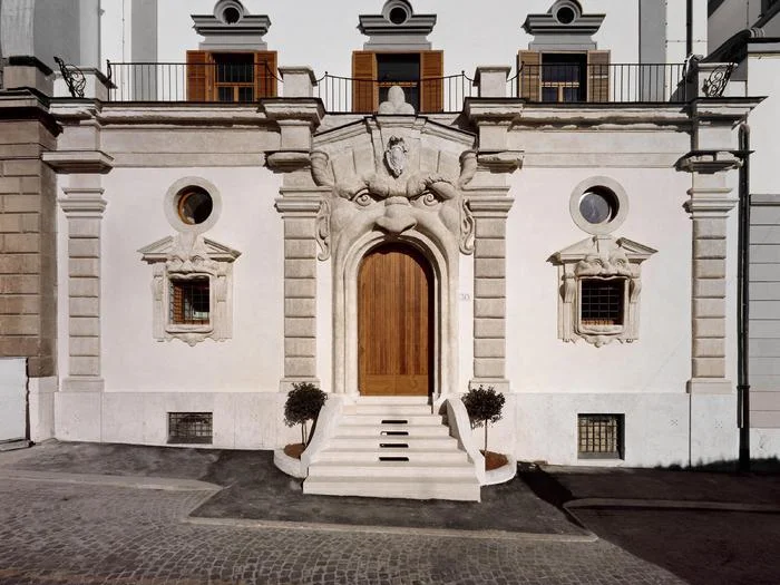 Mapping Techniques for an Automated Library Classification: The Case Study of Library Loans at Bibliotheca Hertziana