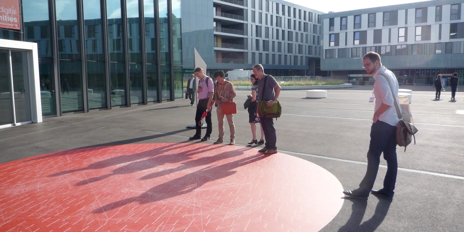 Figure 4. Participants qui tournent autour du tapis.